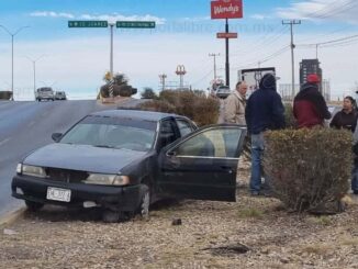 Conductora choca contra cordón en el Juventud y va al hospital