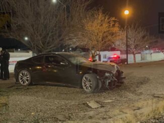 Colisión de vehículo derriba poste en la colonia Jardines de Oriente