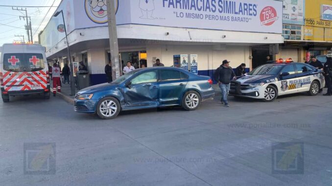 Conductora no respeta el alto y queda lesionada tras provocar un choque en el Centro