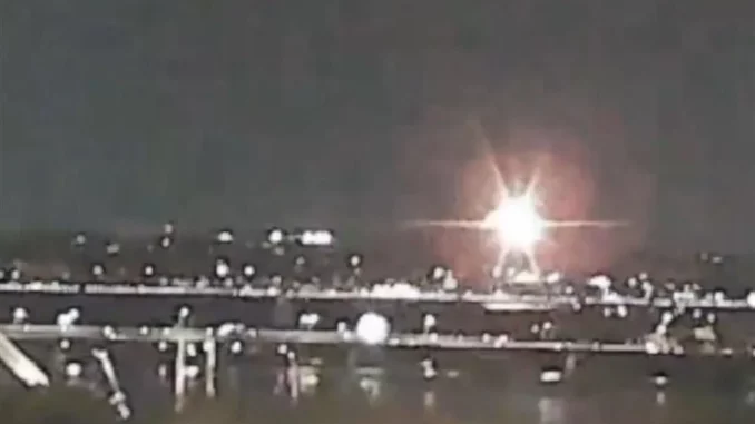 Choque aéreo en Washington: helicóptero militar y avión comercial caen al río Potomac