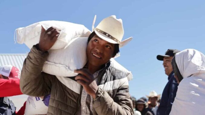 Entregan apoyos alimentarios y chamarras a más de 700 familias de la comunidad de El Cuervo