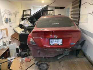 Conductora se estrella contra vehículo y una oficina al perder el control en la Deza y Ulloa; deja daños totales