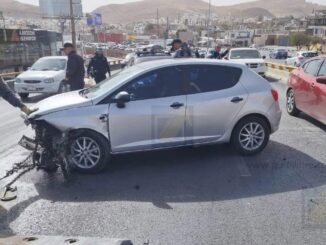 Choque en el Juventud contra muro ocasiona caos vehicular