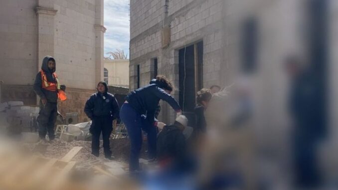 Ráfagas de viento derrumban barda y cae sobre trabajador