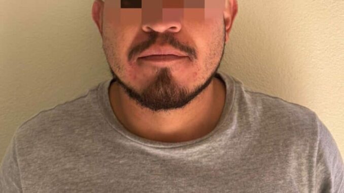 Notifica AEI orden de aprehensión a sujeto acusado de golpear a una mujer en Parral