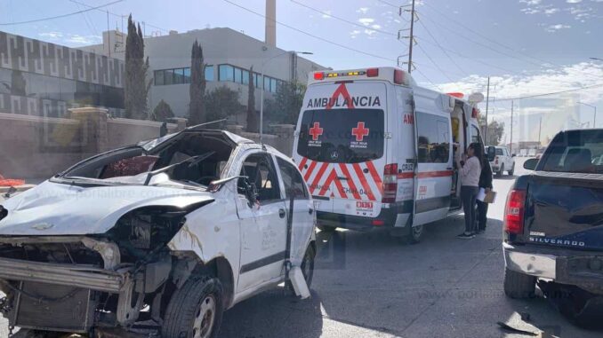Taxista se queda dormido lo que ocasiona choque volcadura en la Juan Escutia