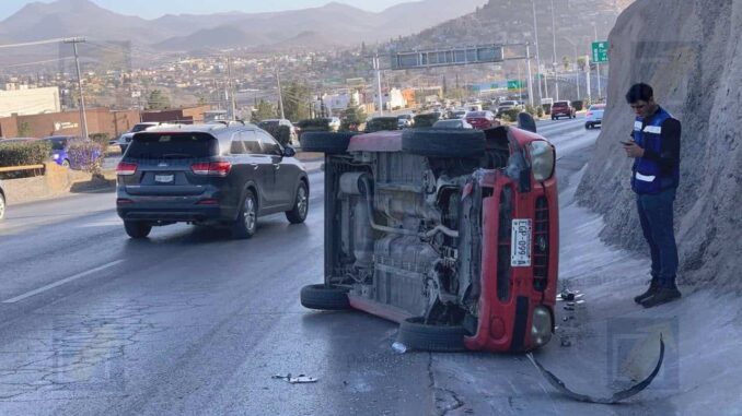Vehículo impacta contra talud y vuelca en el Periférico de la Juventud