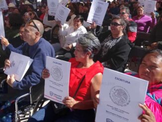 Benefician a 120 familias de Chihuahua capital con la entrega de escrituras de propiedad