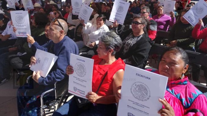 Benefician a 120 familias de Chihuahua capital con la entrega de escrituras de propiedad