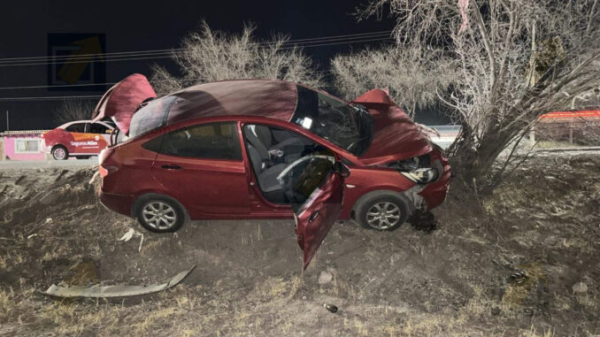 Vehículo queda a punto de volcar tras choque múltiple