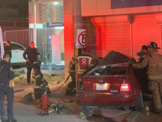 Dos atrapados tras choque en lateral Ortiz Mena