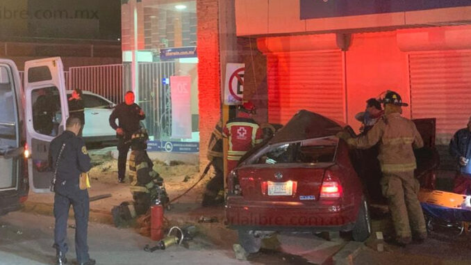 Dos atrapados tras choque en lateral Ortiz Mena