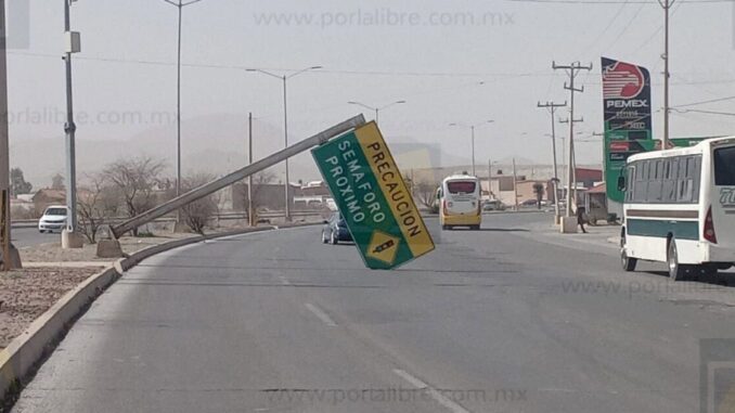 Fuertes vientos derriban bandera vial en el periférico R. Almada
