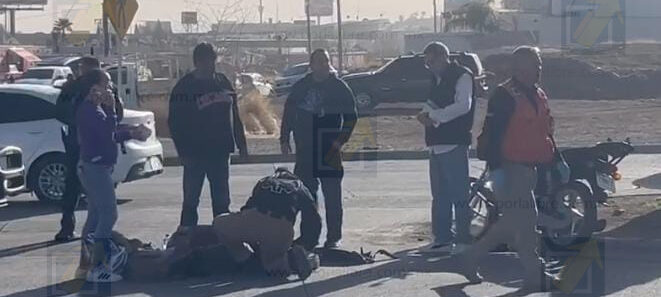 Conductor lesiona a motociclista tras omitir alto y provocar un choque