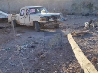 Pickup se impacta contra postes y es abandonada en terreno baldío