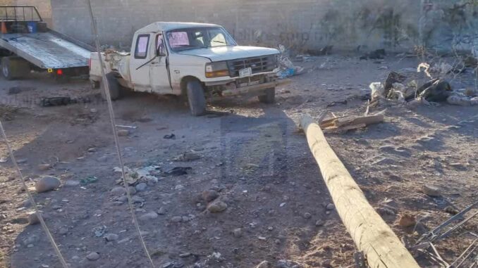 Pickup se impacta contra postes y es abandonada en terreno baldío