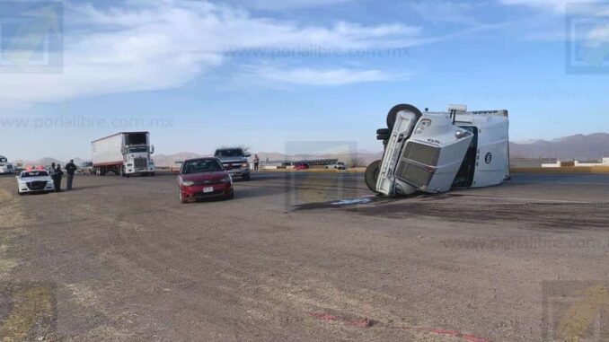Vuelca tráiler en Libramiento Oriente; obstruye la carretera