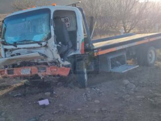 Chofer de grúa resulta lesionado en aparatoso accidente en carretera Delicias-Chihuahua