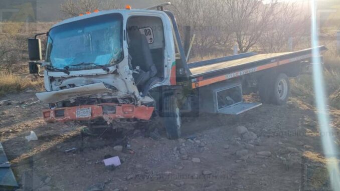 Chofer de grúa resulta lesionado en aparatoso accidente en carretera Delicias-Chihuahua