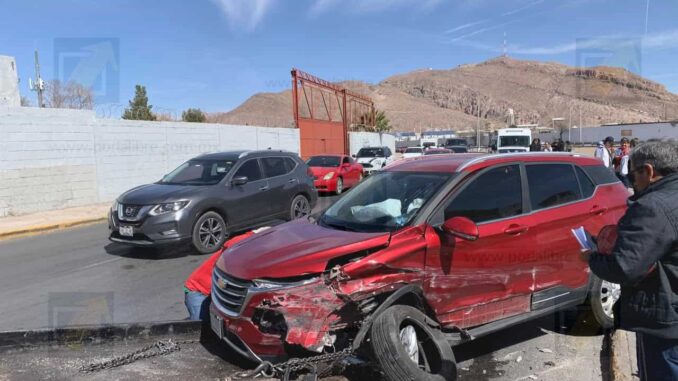 Conductor choca en el canal contra valla tras maniobra para evitar atropellar a una mujer