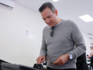 Acude alcalde Bonilla con su familia a votar en el Presupuesto Participativo 2025