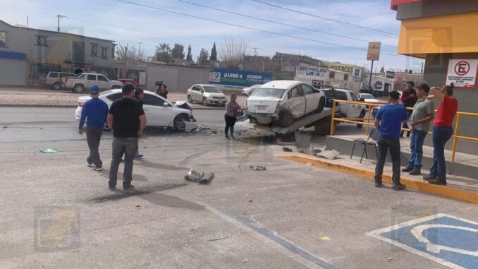 Quedan tres lesionados en choque sobre la avenida Los Arcos