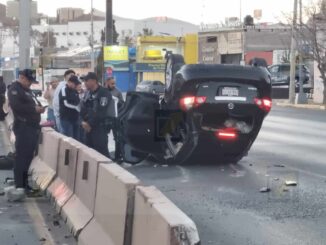 Chocan y vuelcan a exceso de velocidad jóvenes en la avenida La Cantera