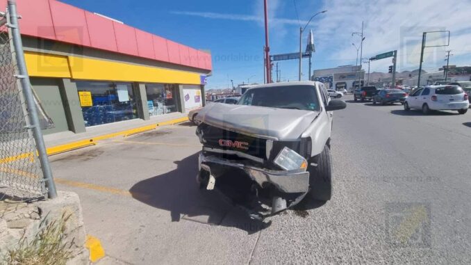 Elemento de la GN Carreteras intenta culpar a conductor tras encontronazo; se pasó en rojo