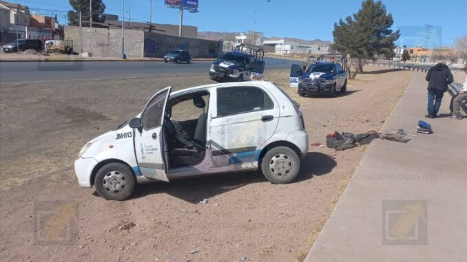 Vuelca empleado de la JMAS en la vialidad Los Nogales