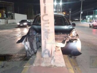 Conductor provoca fuerte choque al girar en vuelta prohibida