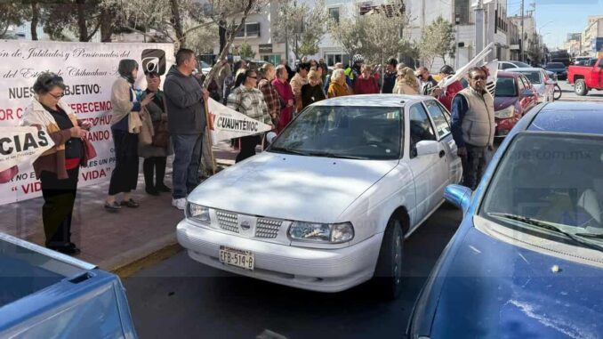 Protestan pensionados y jubilados de Pensiones Civiles del Estado