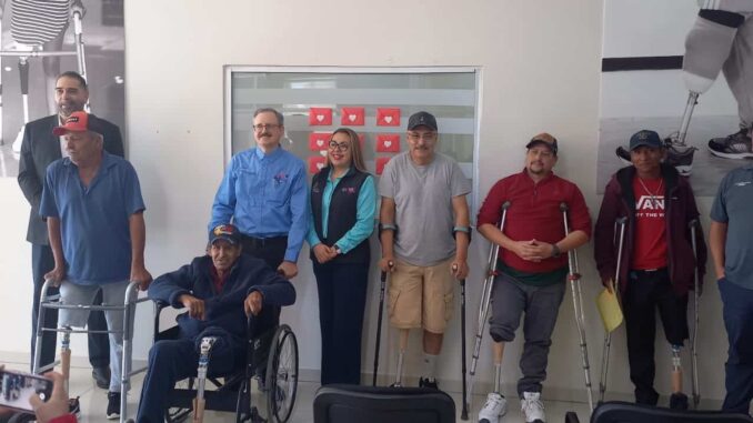 Vuelven a caminar gracias a la entrega de prótesis por el DIF Estatal
