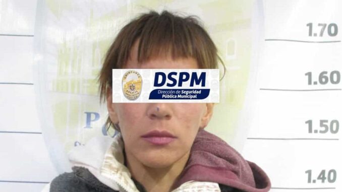 Policías Beta detienen al observar a joven al tirar una bolsa con marihuana en el Centro