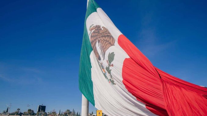 Asiste alcalde a izamiento de bandera en El Palomar por 24 de febrero