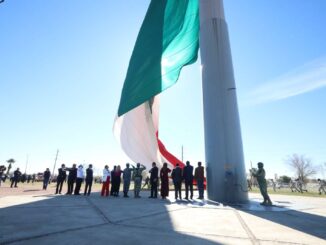 Abanderan instituciones en conmemoración del Día de la Bandera