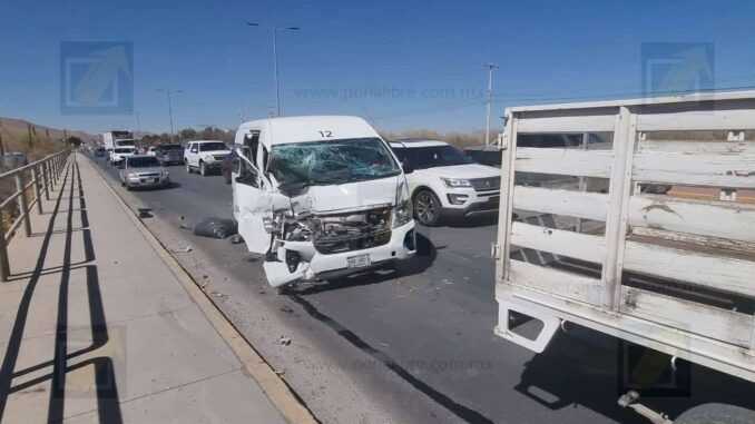 Chofer de transporte de personal se queda dormido y provoca carambola; dos pasajeros lesionados