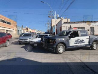 Patrulla municipal choca con vehículo en Independencia y Terrazas; omite alto