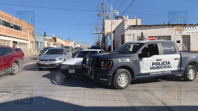Patrulla municipal choca con vehículo en Independencia y Terrazas; omite alto