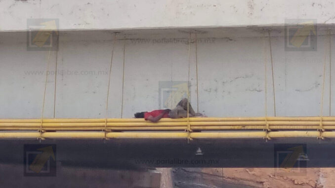 Movilización de emergencia por hombre localizado en puente de la calle 28