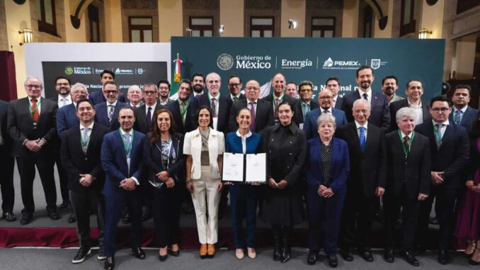 Sheinbaum firma acuerdo para topar precio de la gasolina magna a 24 pesos
