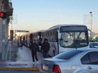 Protestan choferes del Bowí en palacio; servicio se reduce al mínimo