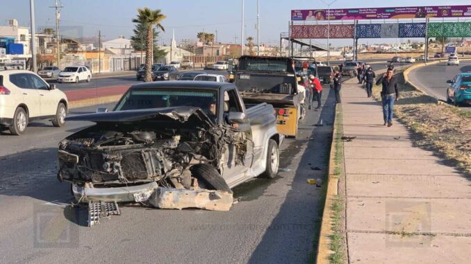 Choque múltiple en periférico de la Juventud deja dos lesionados y caos vial