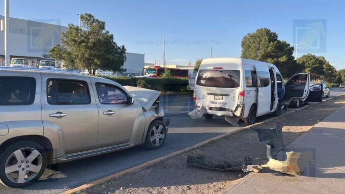Choque múltiple de 3 vehículos en la avenida Tecnológico
