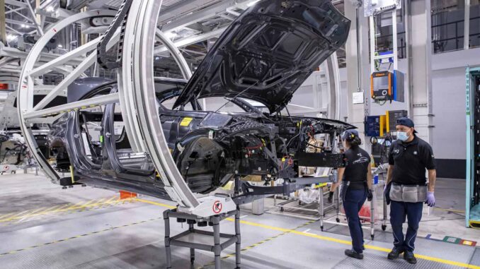 Trump ‘da reversa’ a aranceles para autos de México y Canadá