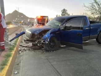 Dos personas resultan heridas tras choque en la vialidad Sacramento