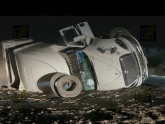 Vuelca Camión de Carga en las Curvas del Perico