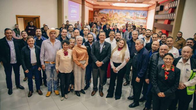 Recibe Alcalde Bonilla y presidenta del DIF Municipal cheque de CMIC para construcción de casa hogar