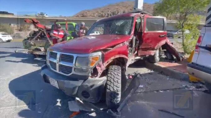 Choque en Vialidad Sacramento y Teófilo Borunda deja a una mujer lesionada