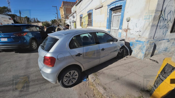 Choque en la Independencia deja a una mujer con lesiones leves tras omitir su alto
