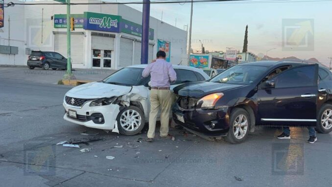 Choque entre dos vehículos provoca caos vial en la Juan Escutia